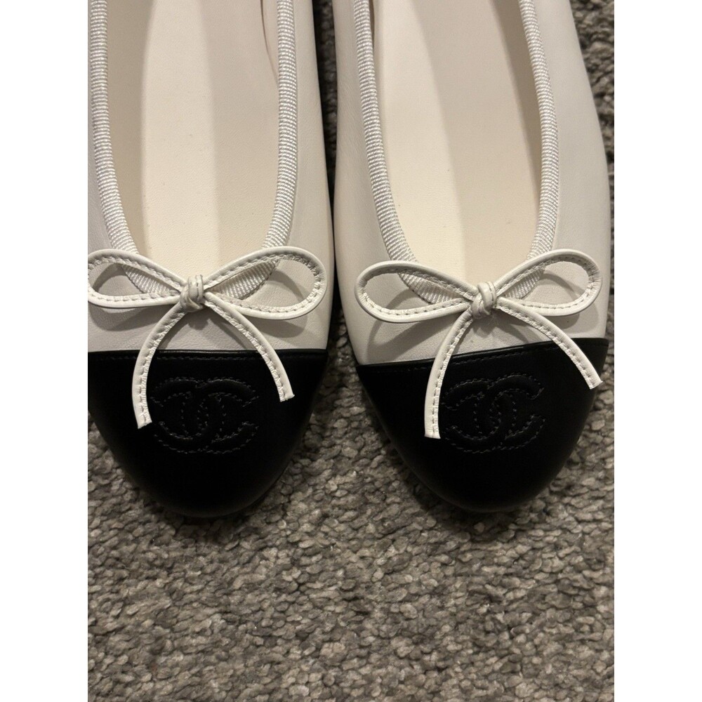 CHANEL WHITE & BLACK TWO TONE LEATHER CC LOGO BALLET FLATS Size 38 US 8 - Picture 14 of 14